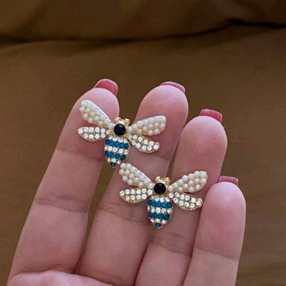 🆕 Bee Rhinestone Earrings 🐝 - Picture 5 of 5